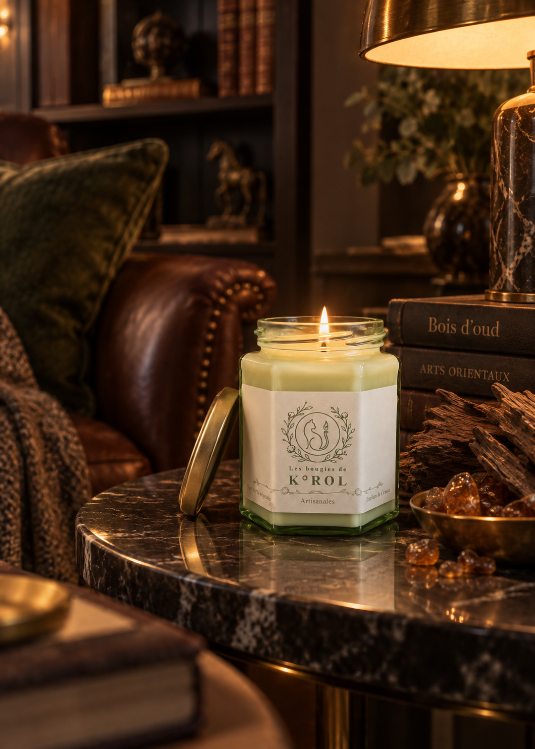 Bougie K°ROL Bois de oud en ambiance salon chaleureux