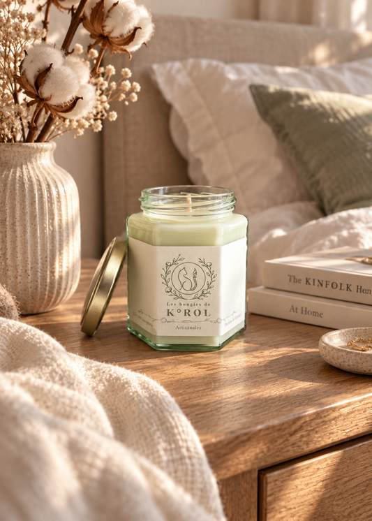 Bougie artisanale K°ROL Fleur de coton en ambiance lifestyle cocooning