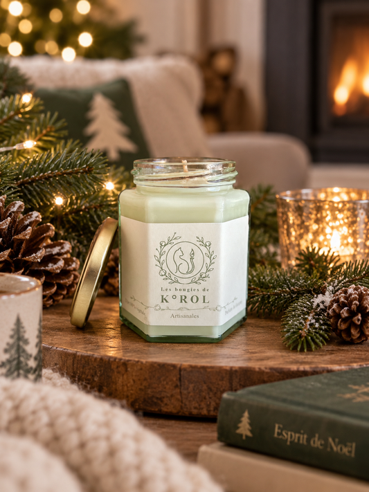 Bougie artisanale K°ROL Mon Beau Sapin en ambiance lifestyle de Noël